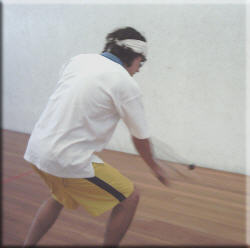 Bend the knees, firm wrist, control the racket face